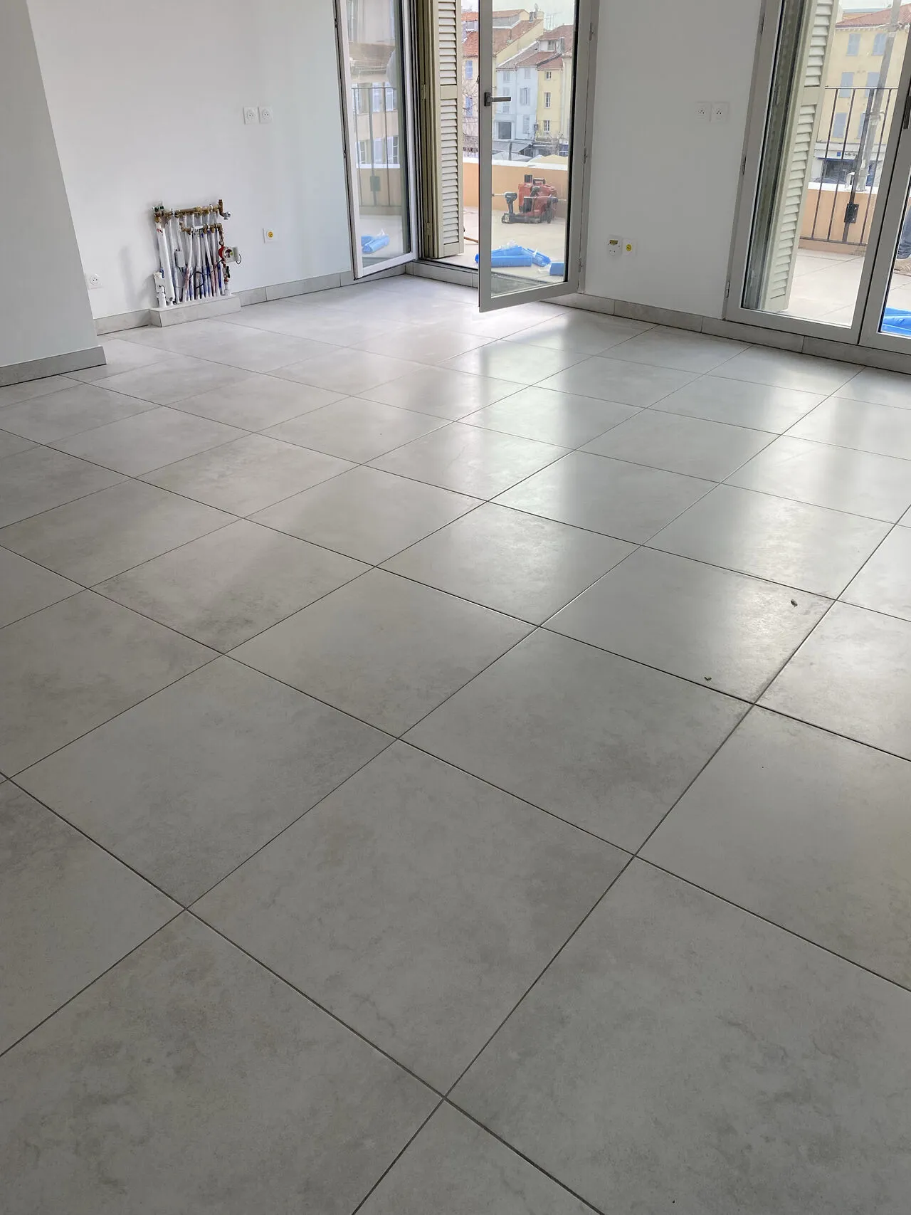 Grand carrelage marbré au sol