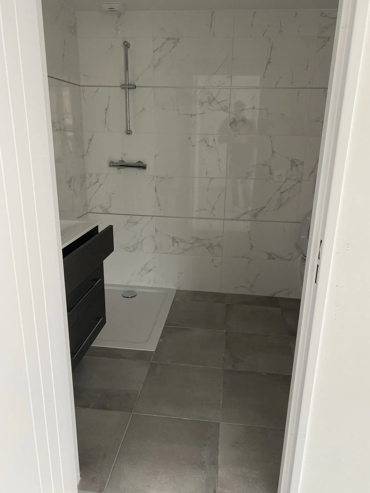 Finition mate et continue au sol